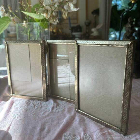 Vintage Picture Frame Gold Tone Metal Tri Fold table top mcm 6 3/4x5” photo - Picture 2 of 12